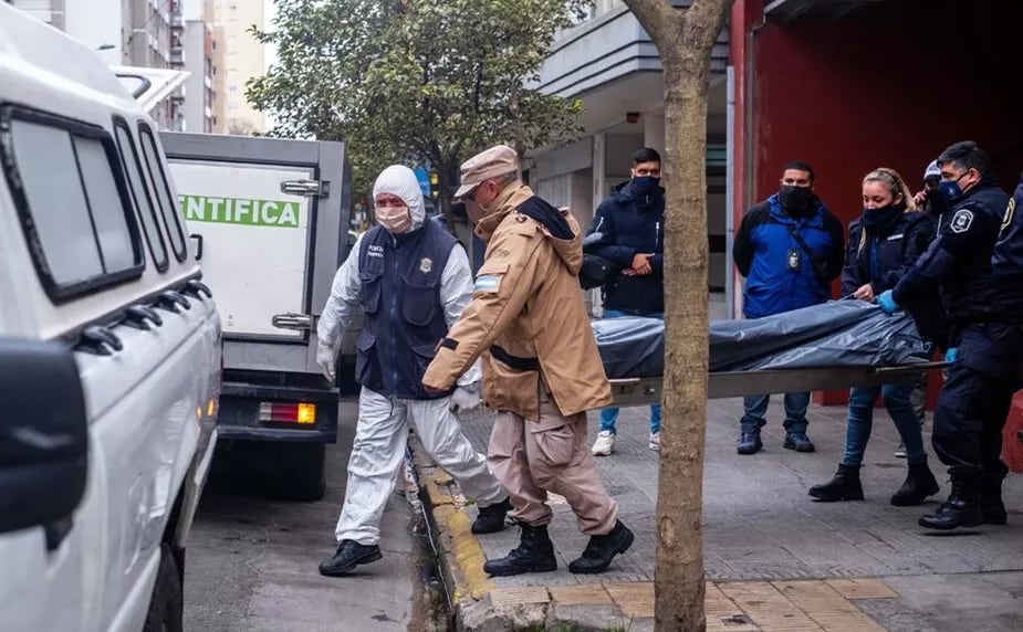 No hallaron signos de violencia ni en el departamento ni en los cuerpos.