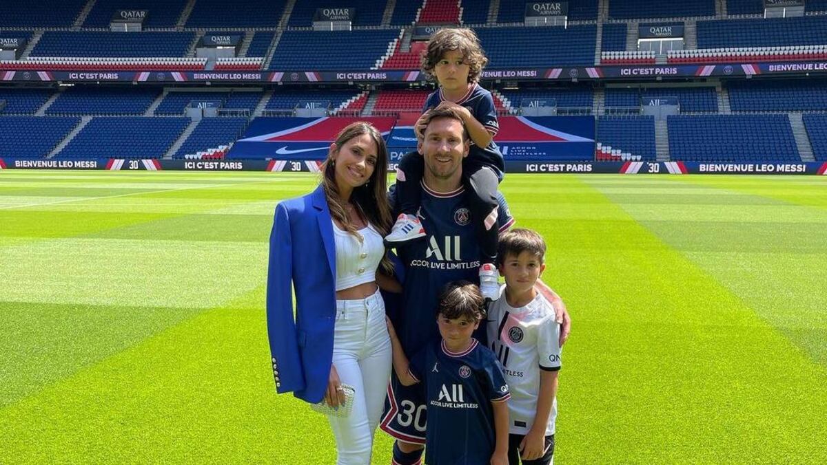 Antonela Roccuzzo grabó el primer picado de Lionel Messi y sus hijos en París