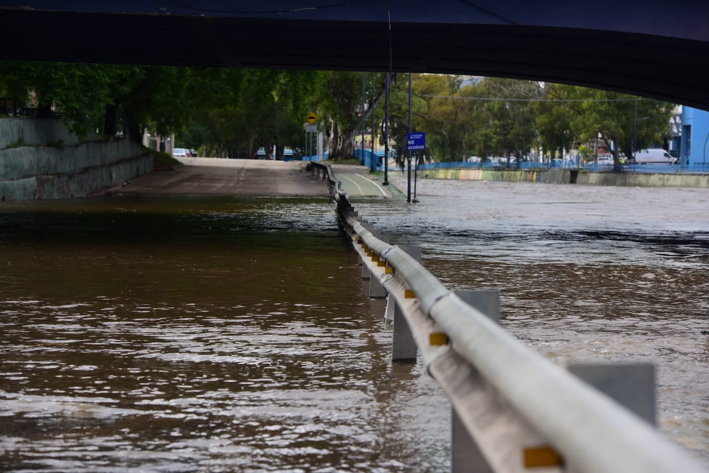 La avenida Costanera continúa cortada por la crecida del Río Suquía.  (José Gabriel Hernández / La Voz)