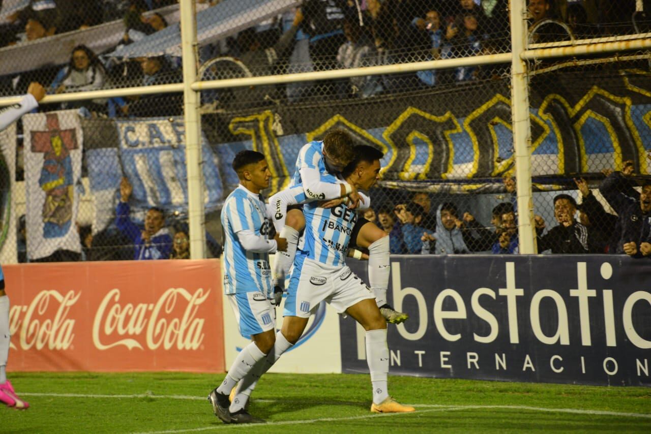 Facundo Rivero, de penal, marcó el 1-0 de Racing ante Quilmes por la fecha 13 de la Zona A de la Primera Nacional. (Javier Ferreyra / La Voz)