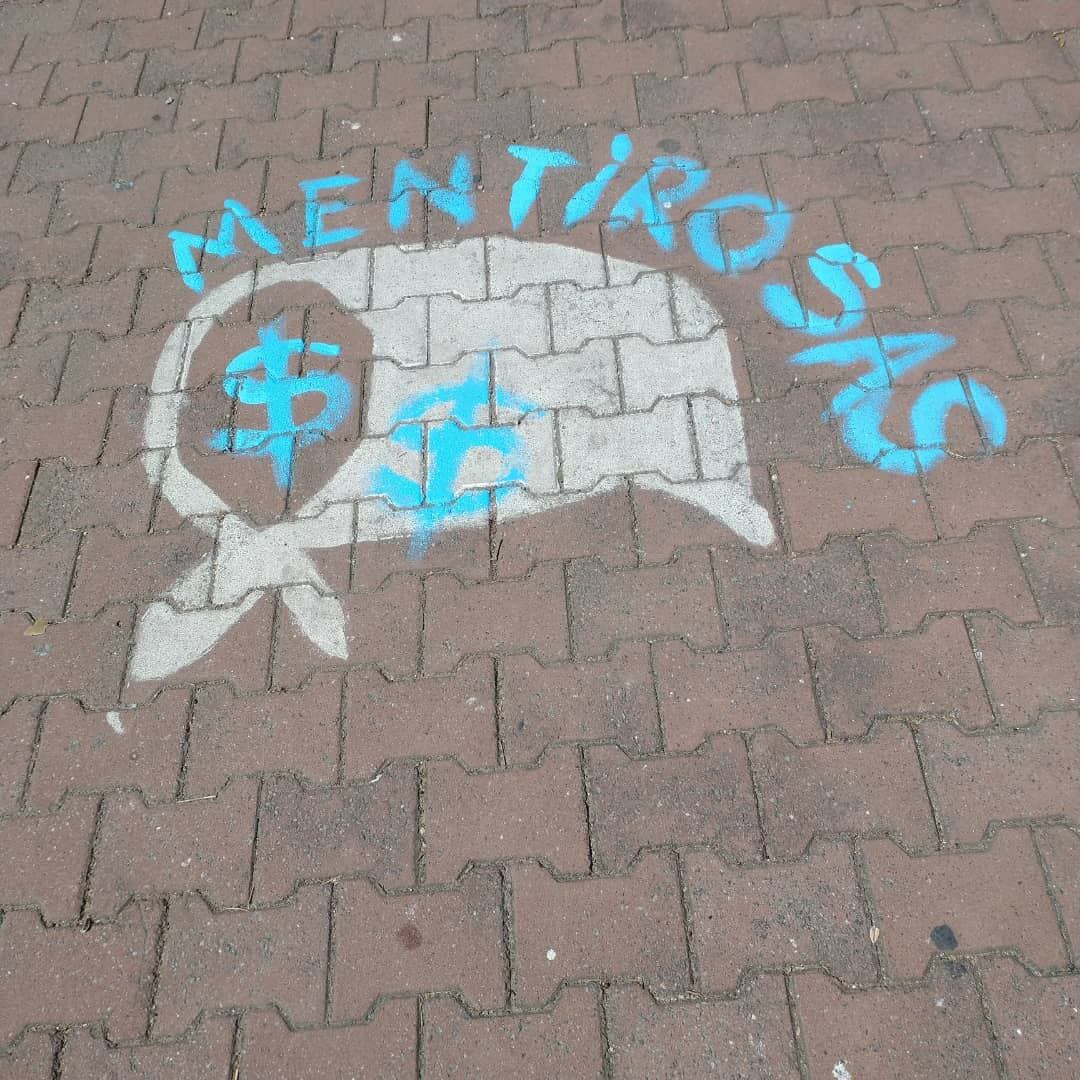 Pintadas sobre los Pañuelos de la Memoria