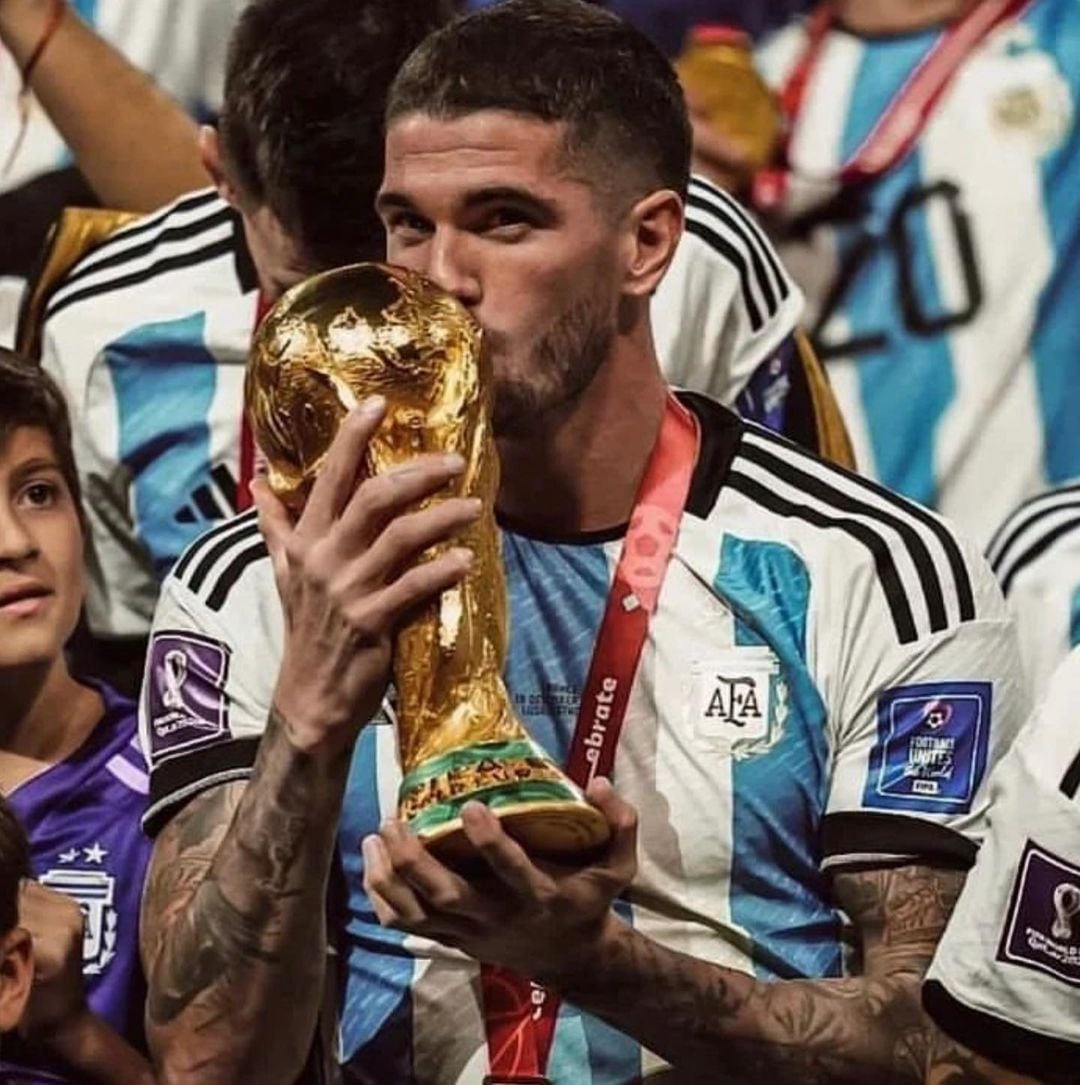 De Paul con la copa del mundo en Qatar