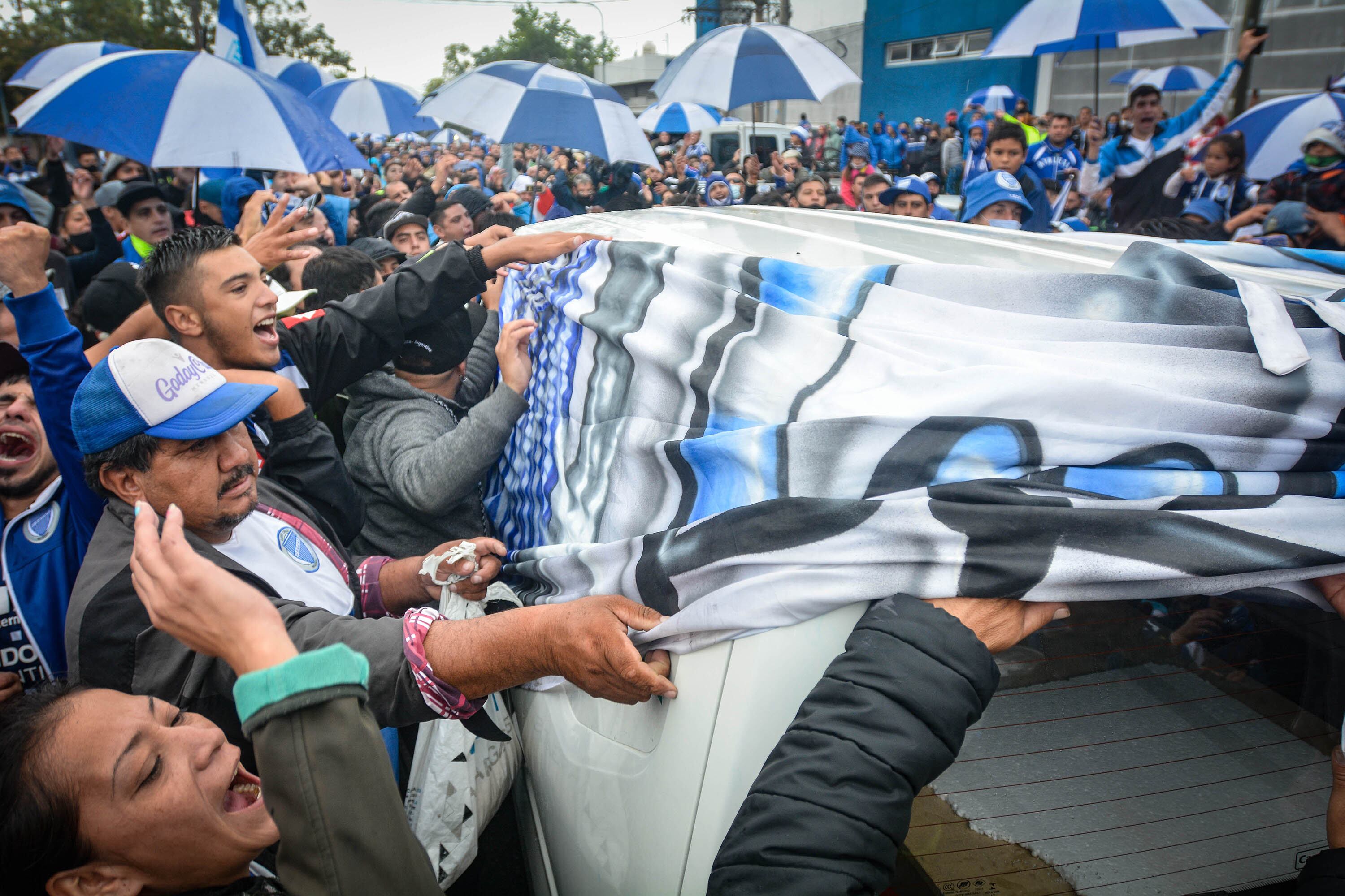 Los hinchas de Godoy Cruz despidieron los restos de Santiago García en una interminable caravana.