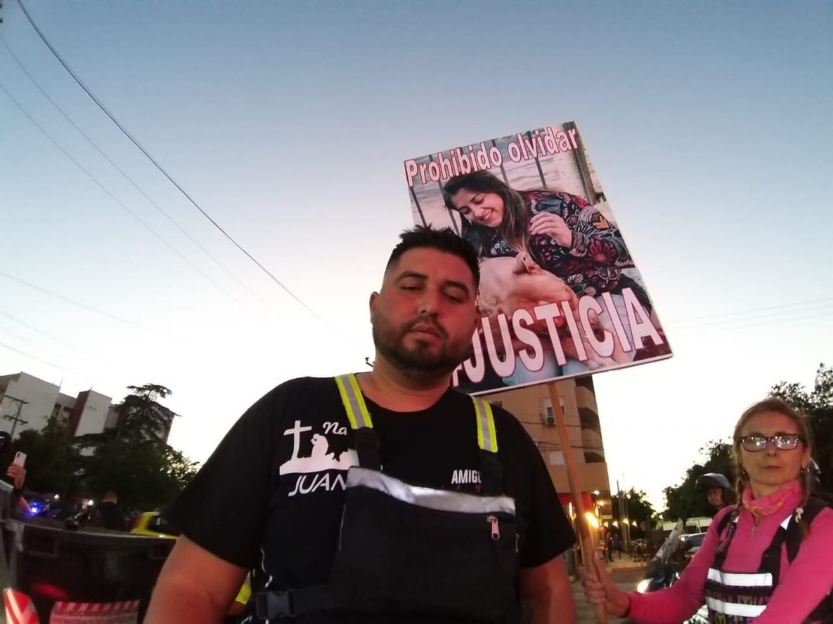El joven que sobrevivió al accidente en el que murió su novia encabezó una caravana por justicia