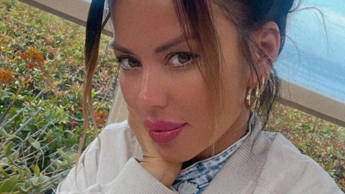 Karina Jelinek demostró que el rojo es su mejor color con un vestido abierto por el frente