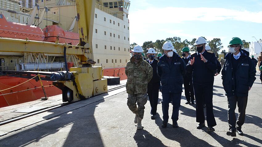 El Ministro de Defensa, Jorge Taiana. visitó la Base Naval Puerto Belgrano, la Base Aeronaval Comandante Espora y varios destinos.