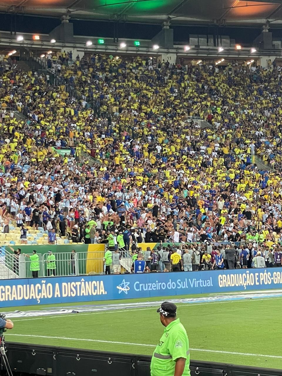 Una vez más la policía brasileña buscó controlar incidentes entre el público ejerciendo una fuerte represión contra los hinchas argentinos, según testimonio de los aficionados jujeños presentes en el Maracaná.