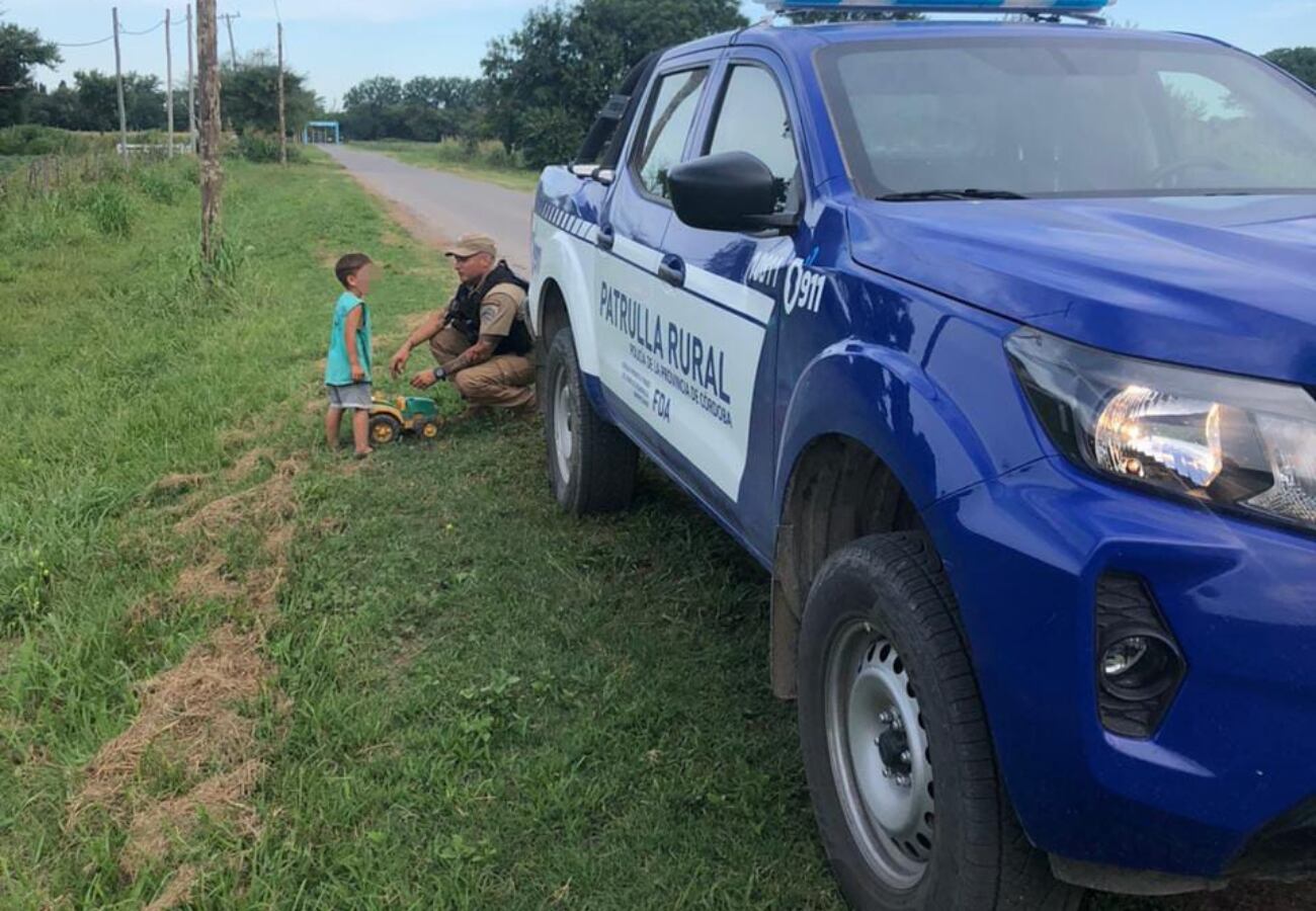 Los integrantes de la Patrulla Rural de Córdoba encontraron a un niño de 2 años jugando solo entre las malezas.