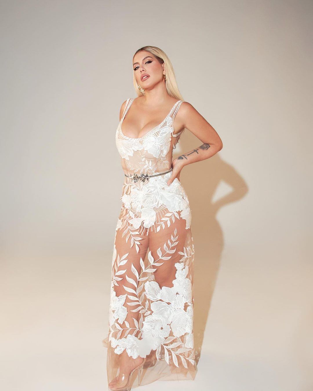 Wanda Nara causó furor en Instagram con un vestido blanco casi 100% transparente.