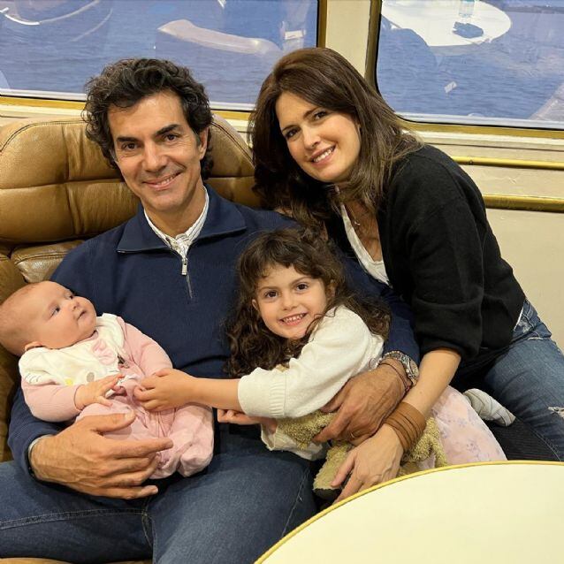 Isabel Macedo y su esposo, Juna Manuel Urtubey junto a sus dos hijas