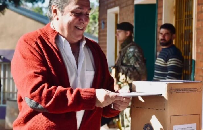 Elecciones PASO 2023: el precandidato a diputado nacional, Alfredo Schiavoni, emitió su voto.