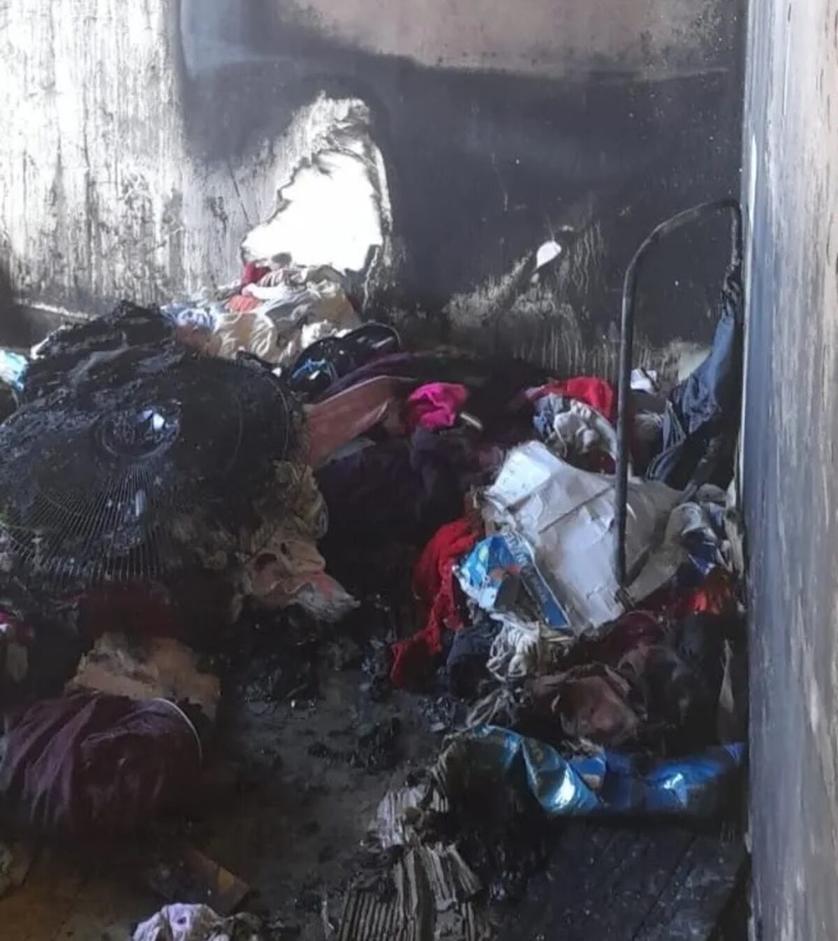 Salió unos minutos y su casa se incendió con sus hijos adentro: perdió todo y los chicos se salvaron