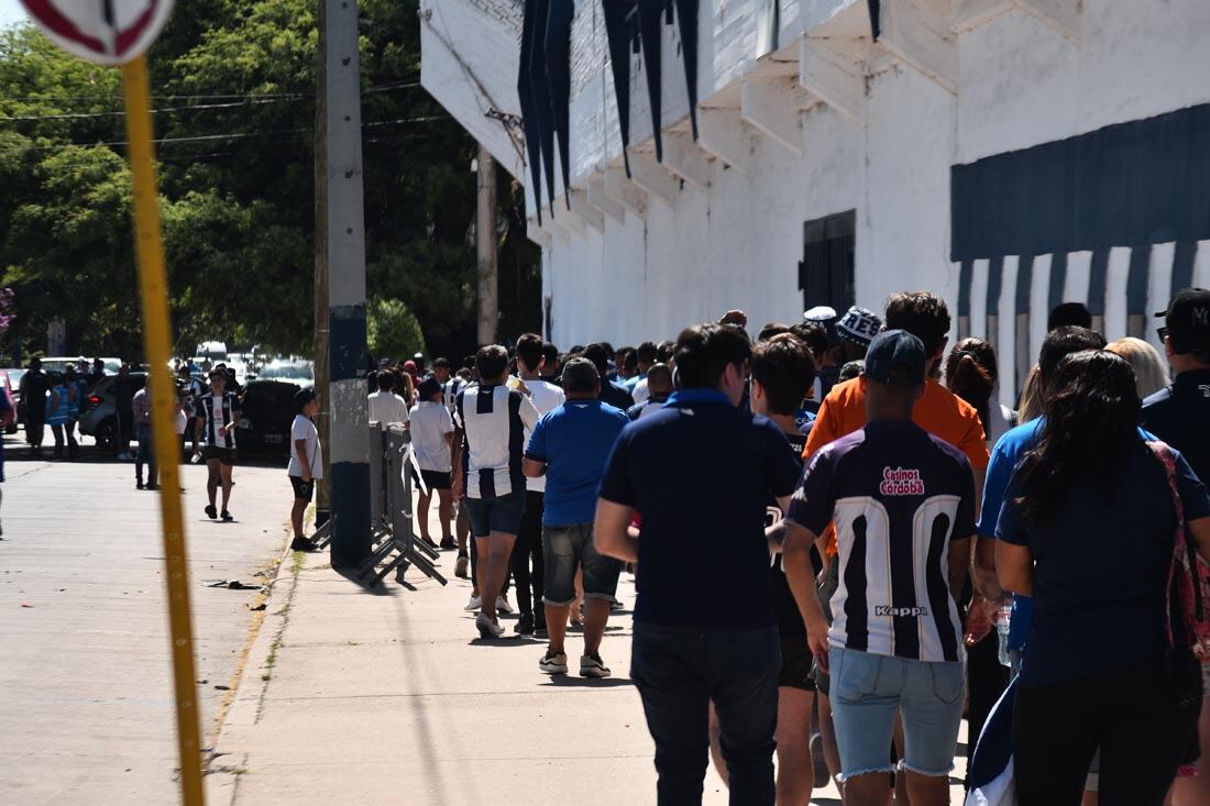 Hinchas de Talleres en la Boutique de Barrio Jardín esperan ver el ultimo entrenamiento  del equipo antes del viaje   a Santiago del Estero. (Pedro Castillo /La Voz)