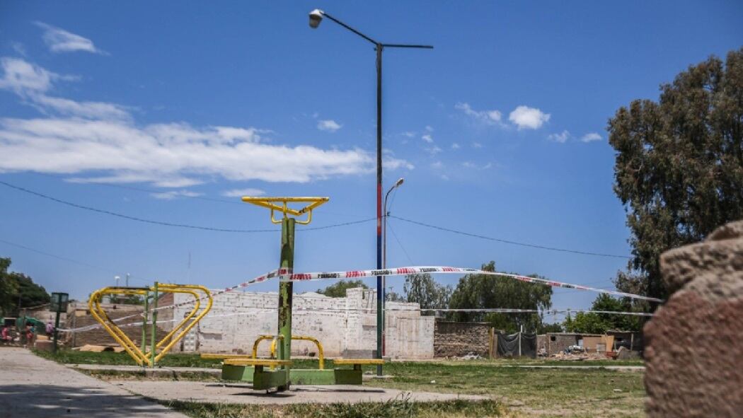 Acordonaron el perímetros de la plaza principal del Lote Hogar 24, La Bebida, San Juan continúan la ivestigación.