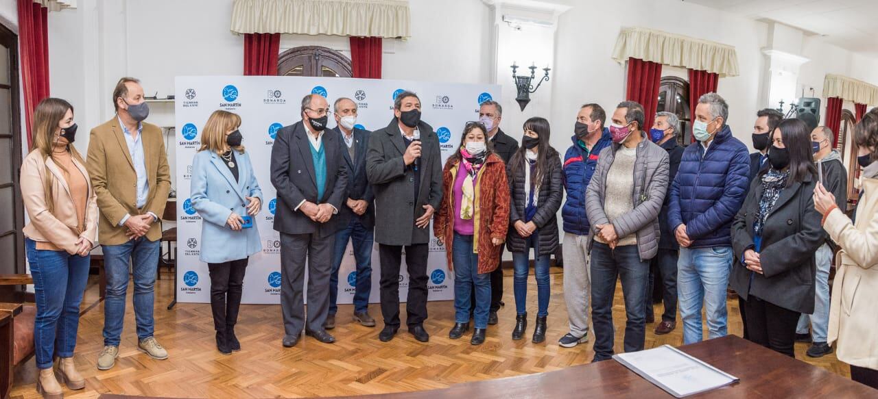 El emotivo acto de la firma del convenio que terminará en una red de cloacas para 408 familias de San Martín.