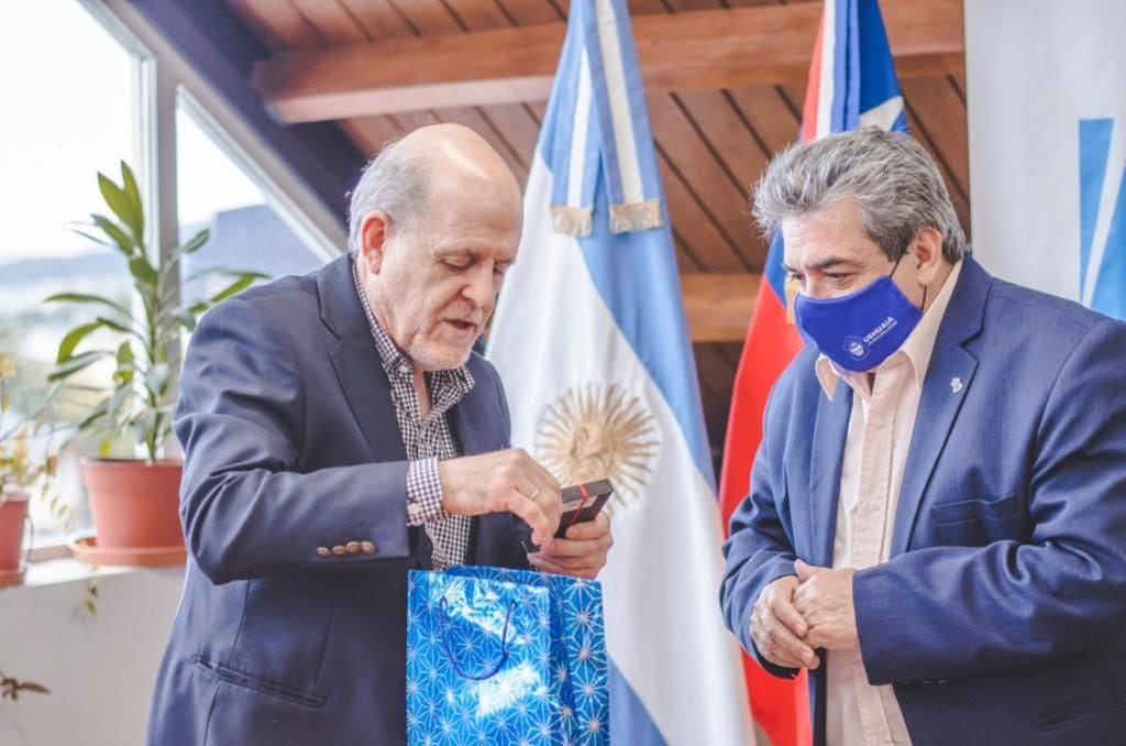 El jefe de Gabinete Municipal entregó presentes al cónsul Luis Felipe Artal.