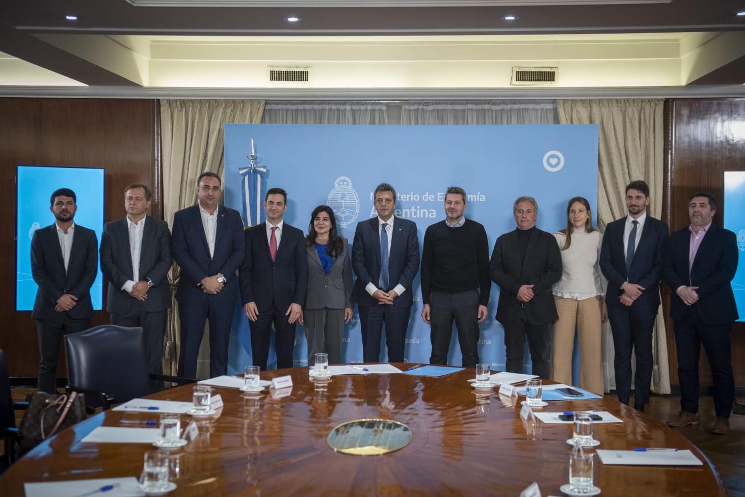 Sergio Massa junto a Matías Lammens, Matías Tombolini y representantes del sector turístico.