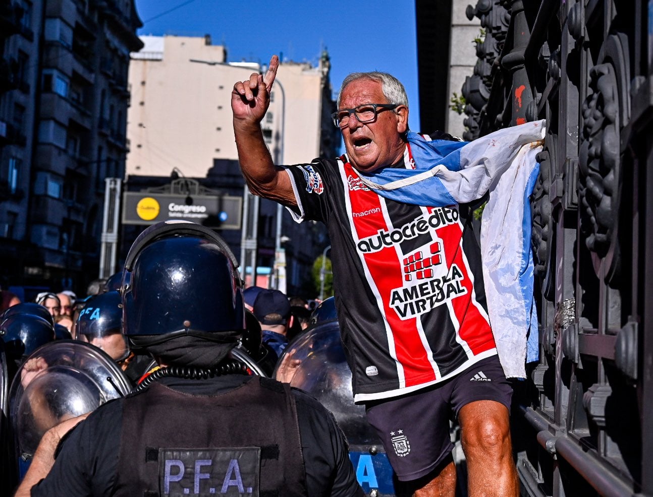 Jubilado e hincha en el reclamo por los haberes