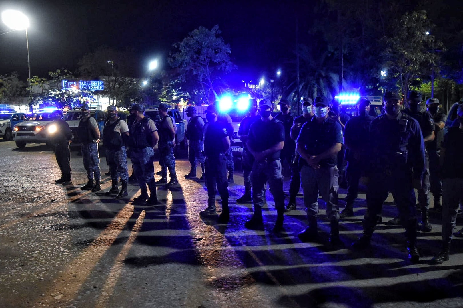 Agentes de la Policía del Chaco supervisan el cumplimiento de las nuevas normas dispuestas por el Ejecutivo.