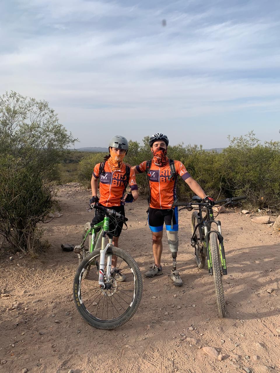 Los dos jóvenes comparten las salidas en bicicleta a la montaña juntos.