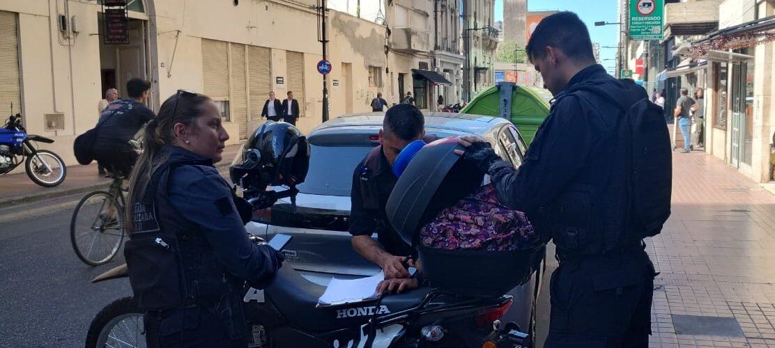 La policía fue a revisar el coche por una denuncia, pero la mascota ya había fallecido.