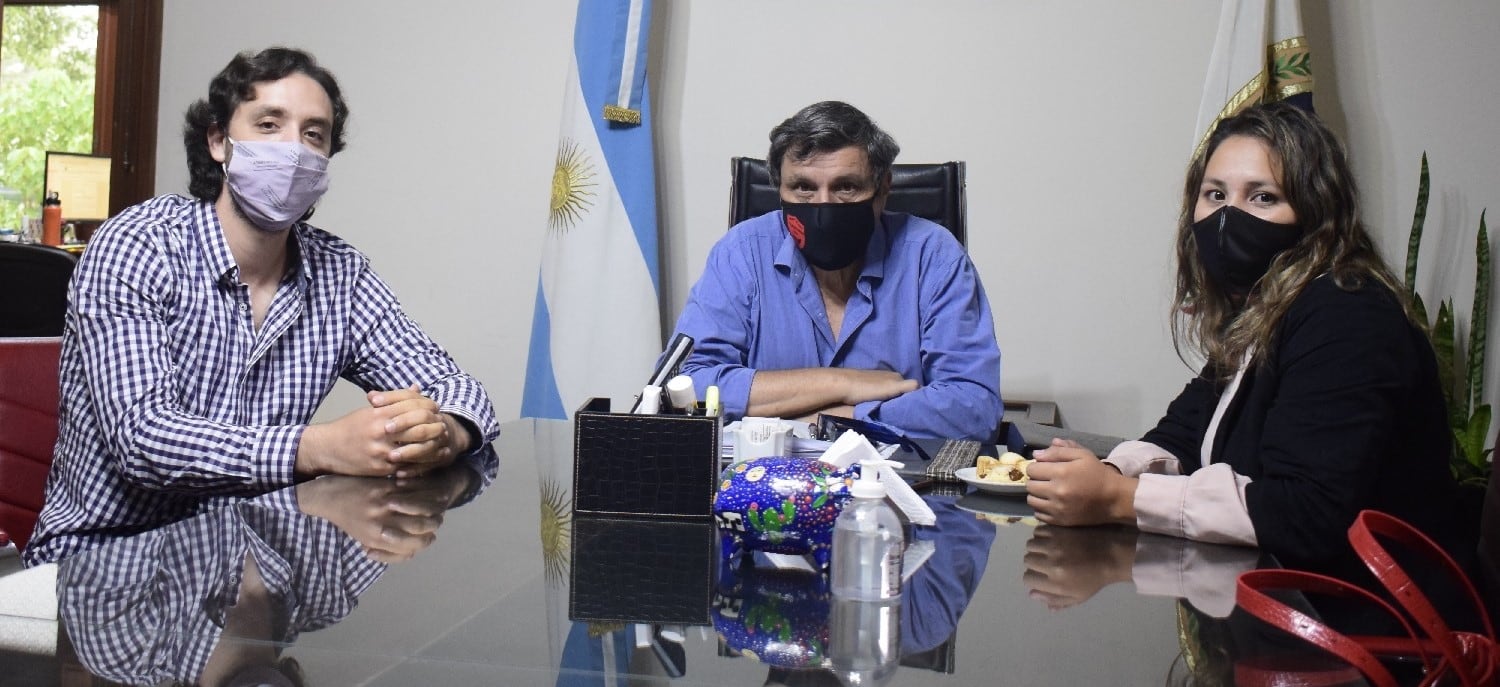 El ingeniero Ezequiel Medina y la estudiante Agustina Valdiviezo, en la entrevista con el rector Rodolfo Tecchi.