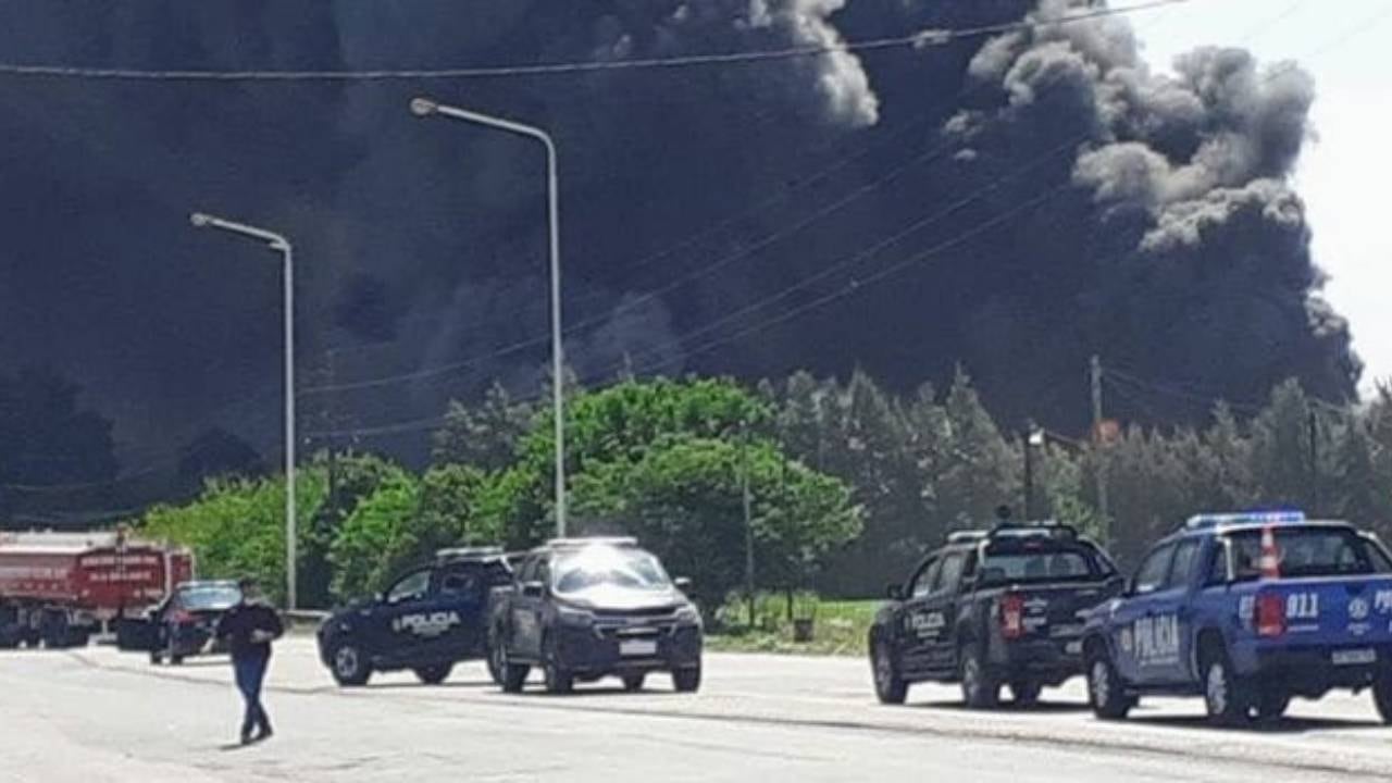 Incendio en una planta de solventes de Alvear. (Telefe)