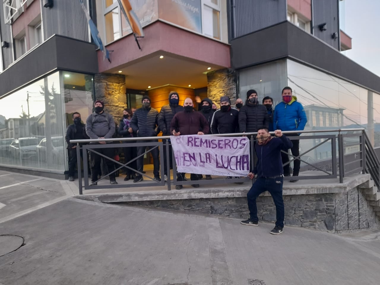 Grupo de remiseros que decidieron apersonarse al Concejo Deliberante para escuchar la sesión. 