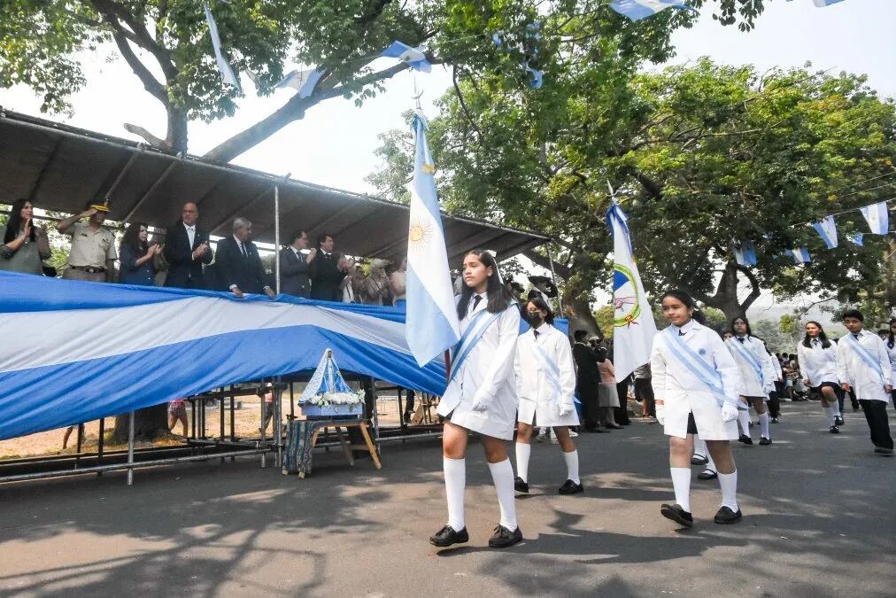 Abanderados y escoltas, junto a delegaciones escolares de diferentes establecimientos del sector, abrieron el desfile en el barrio "18 de Noviembre".