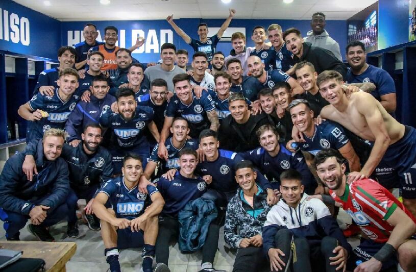 Festejo del plantel de Independiente Rivadavia luego del triunfo ante Defensores de Belgrano 3-1 por la Primera Nacional.