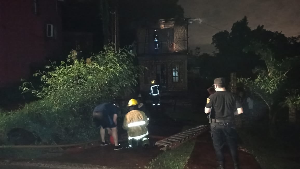 Bomberos trabajaron en el lugar del incendio