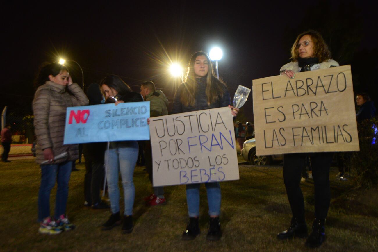 Marcha de las antorchas de las madres del dolor en el Hospital Neonatal por el caso de la muerte de varios bebes en ese nosocomio. Foto Javier Ferreyra