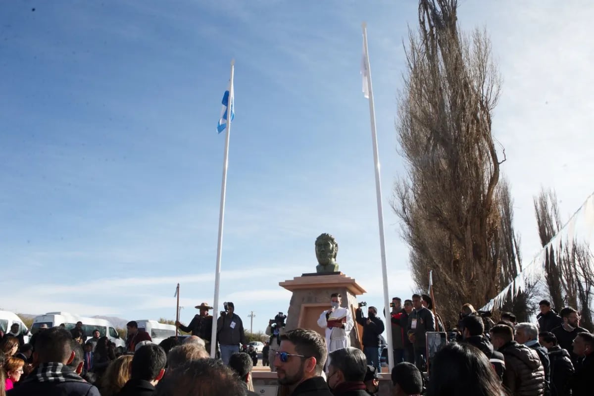 El busto del general Arias inaugurado en la Granja de la Escuela Normal "República de Bolivia", en el ingreso a la ciudad de Humahuaca.