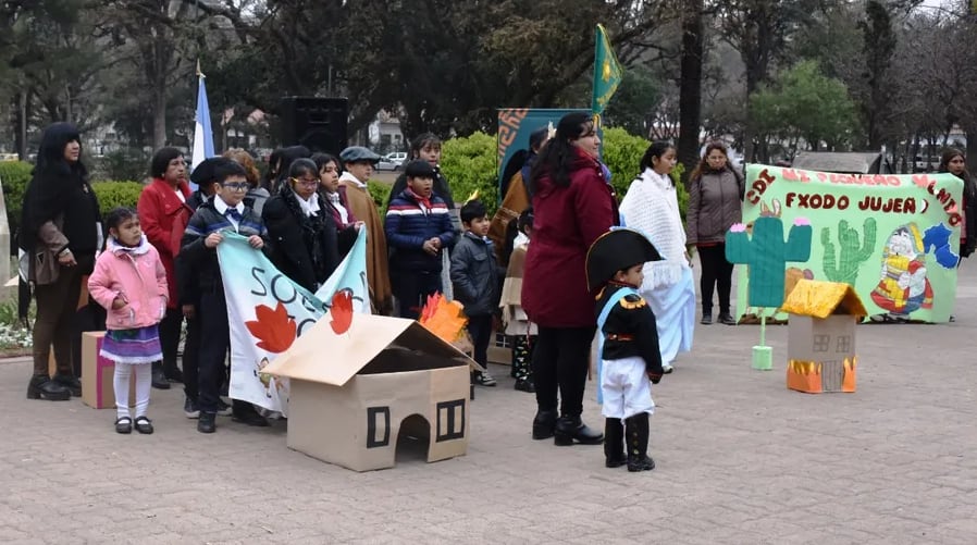 Los CDI de San Salvador de Jujuy recrearon el Éxodo Jujeño en el parque San Martín de esta capital.