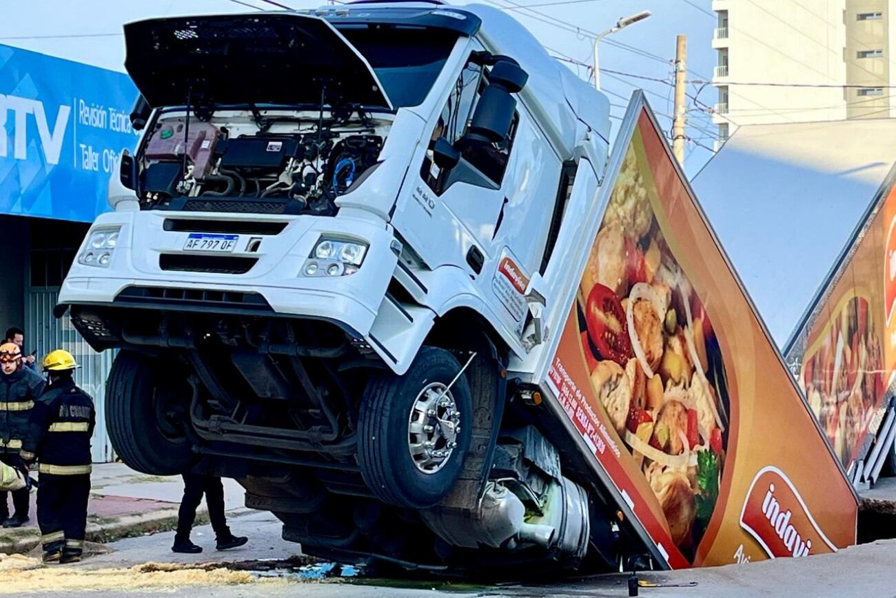 Un gran bache que se abrió en Río Cuarto.