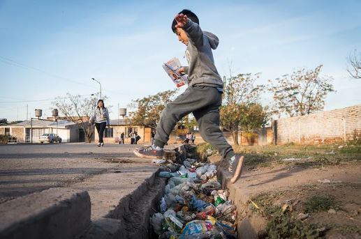 Familias viviendo en aulas de establecimientos que fueron escuelas en Las Heras.