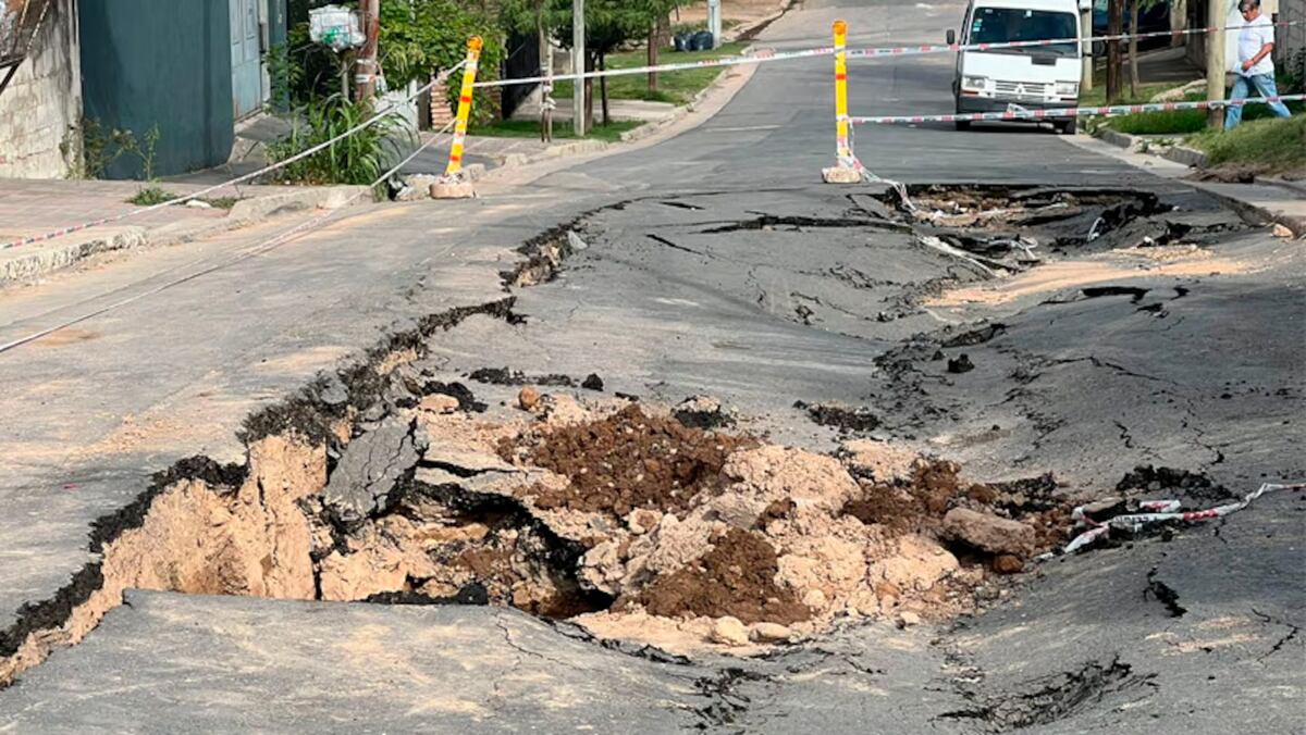 Impresionantes imágenes: otro socavón sorprendió a vecinos de la ciudad de Córdoba