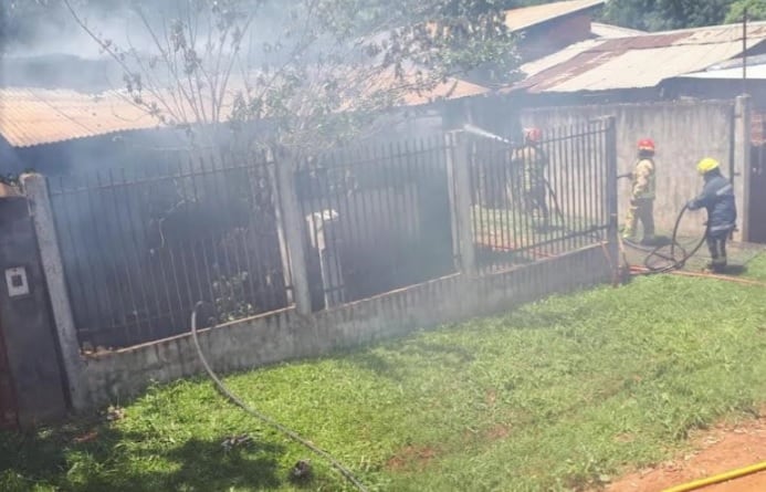 Incendio consumió una vivienda en Puerto Iguazú.