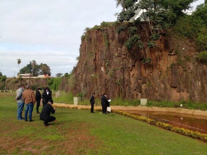 Posadas | Según las pericias, la mujer habría sido empujada por su pareja de la Cascada Artificial de la Costanera