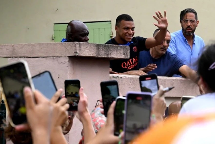 Mbappé con la camiseta de entrenamiento del PSG