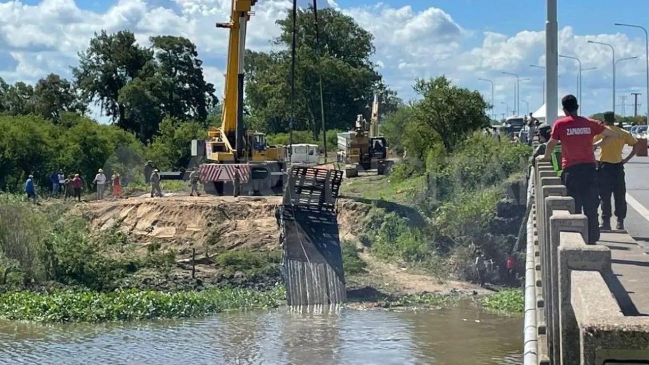 El camión logró ser sacado del agua. Aún  buscan al conductor.