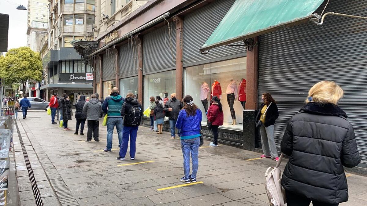 Nueva fase 1 en Rosario empezó con cola en Falabella y mayor control vehicular