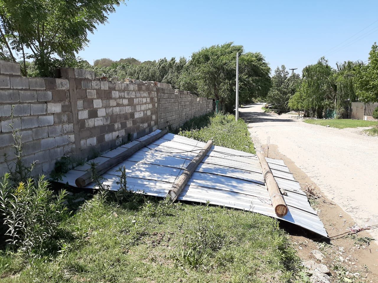 Uno de los techos de chapa que volaron por los fuertes vientos registrados en La Falda. Foto: 