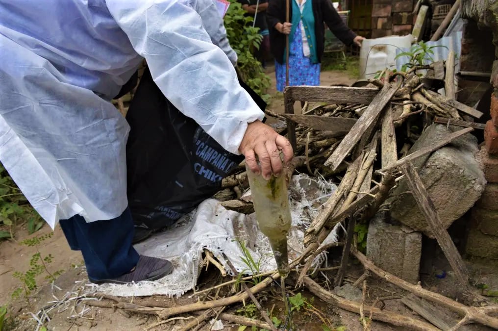 El descacharrado consiste en descartar o vaciar los recipientes de paredes rígidas que estando a la intemperie pueden acumular agua, convirtiéndose en criaderos de mosquitos.