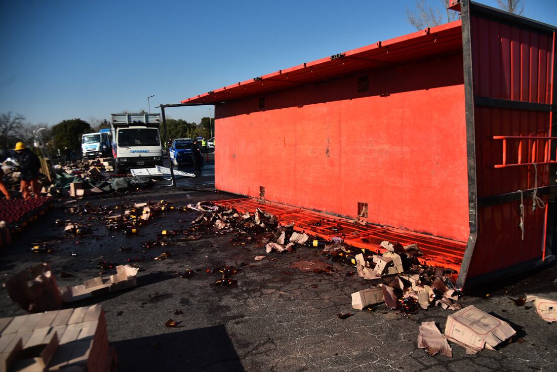 Volcó parte de su carga con vino un camión en avenida Sabattini, casi circunvalación. Vieja ruta 9 sur. (Pedro Castillo / La Voz)