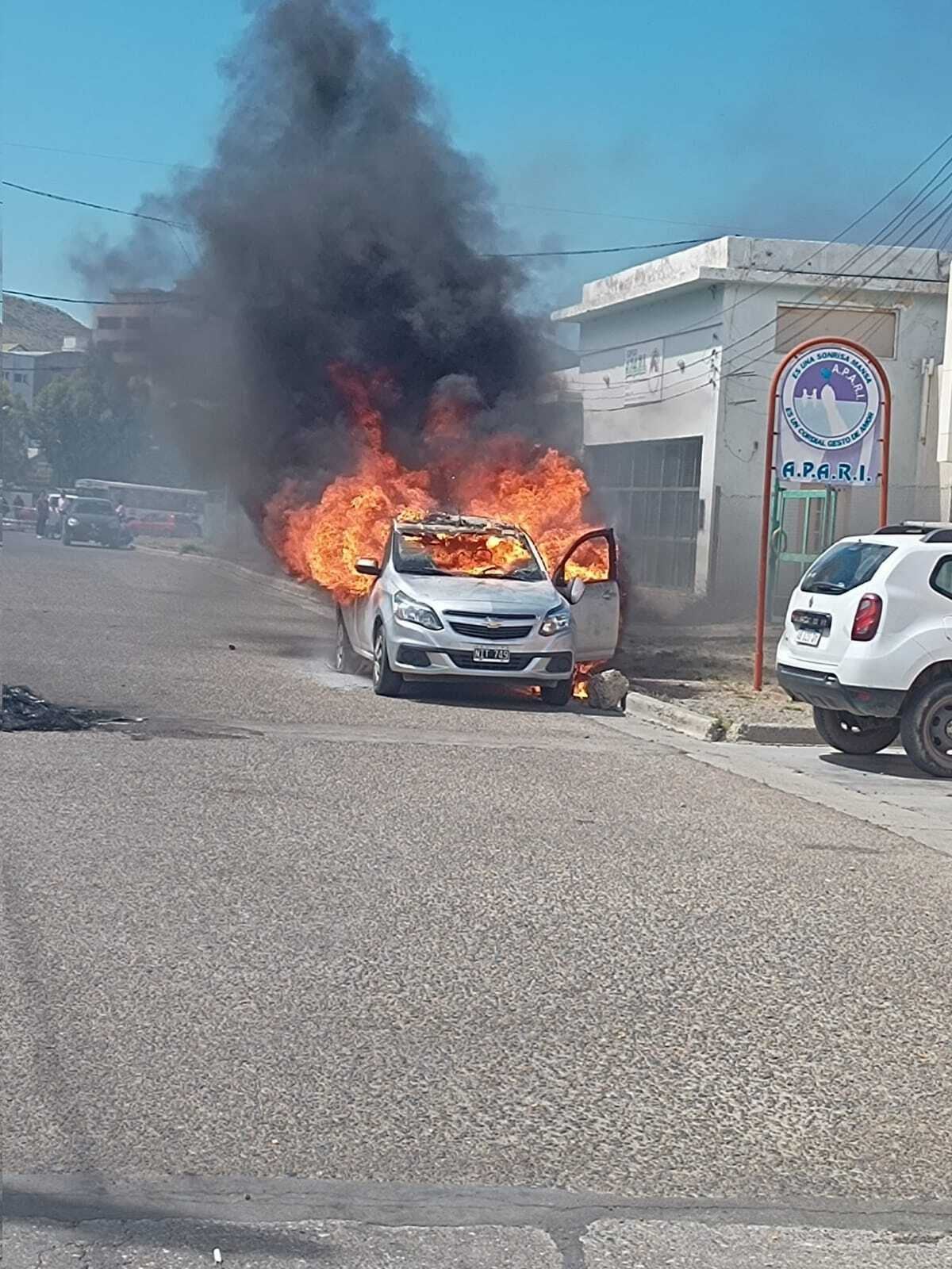 Destruyeron el auto de la directora que se encontraba estacionado afuera del establecimiento.