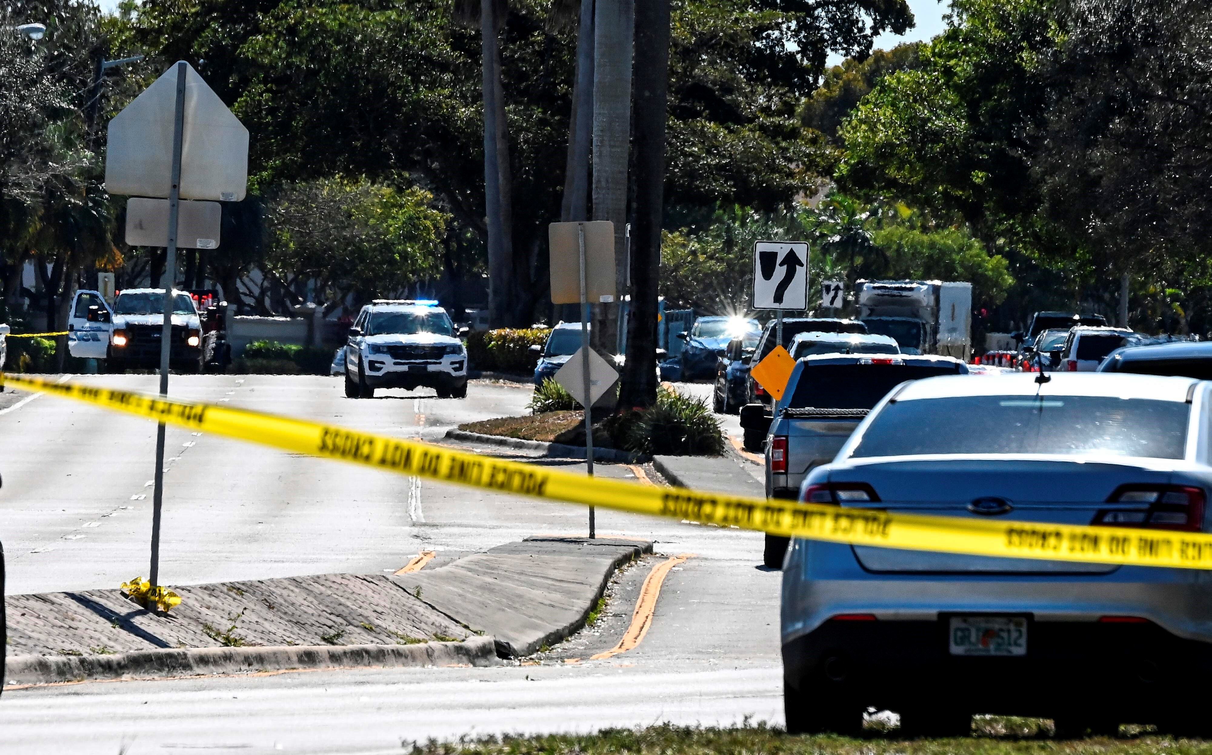 La policía bloquea la calle donde murieron dos agentes del FBI y otros tres resultaron heridos en un tiroteo (Foto de CHANDAN KHANNA / AFP)