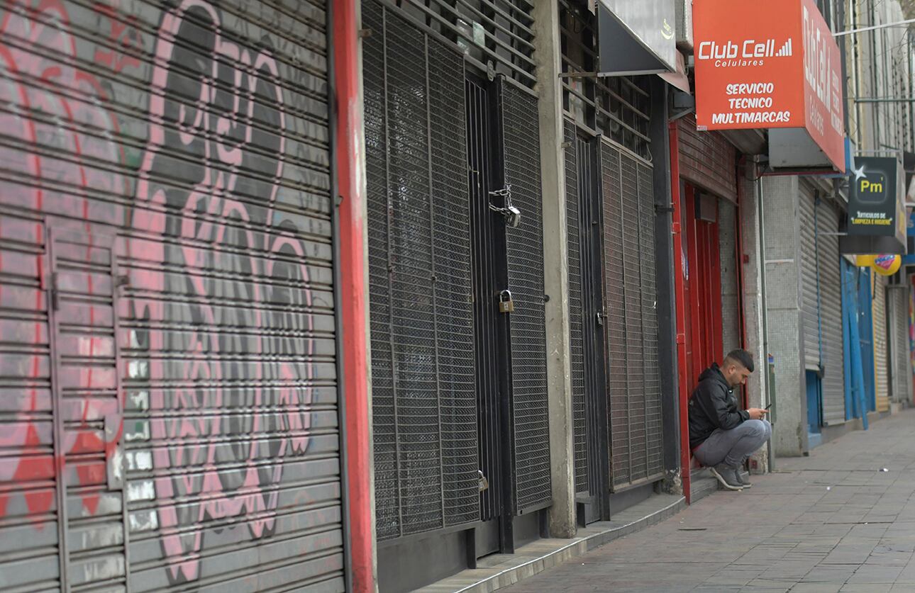 Cierran comercios del Centro por temor a intentos de saqueo o atienden con persianas bajas 
Foto: Orlando Pelichotti 
