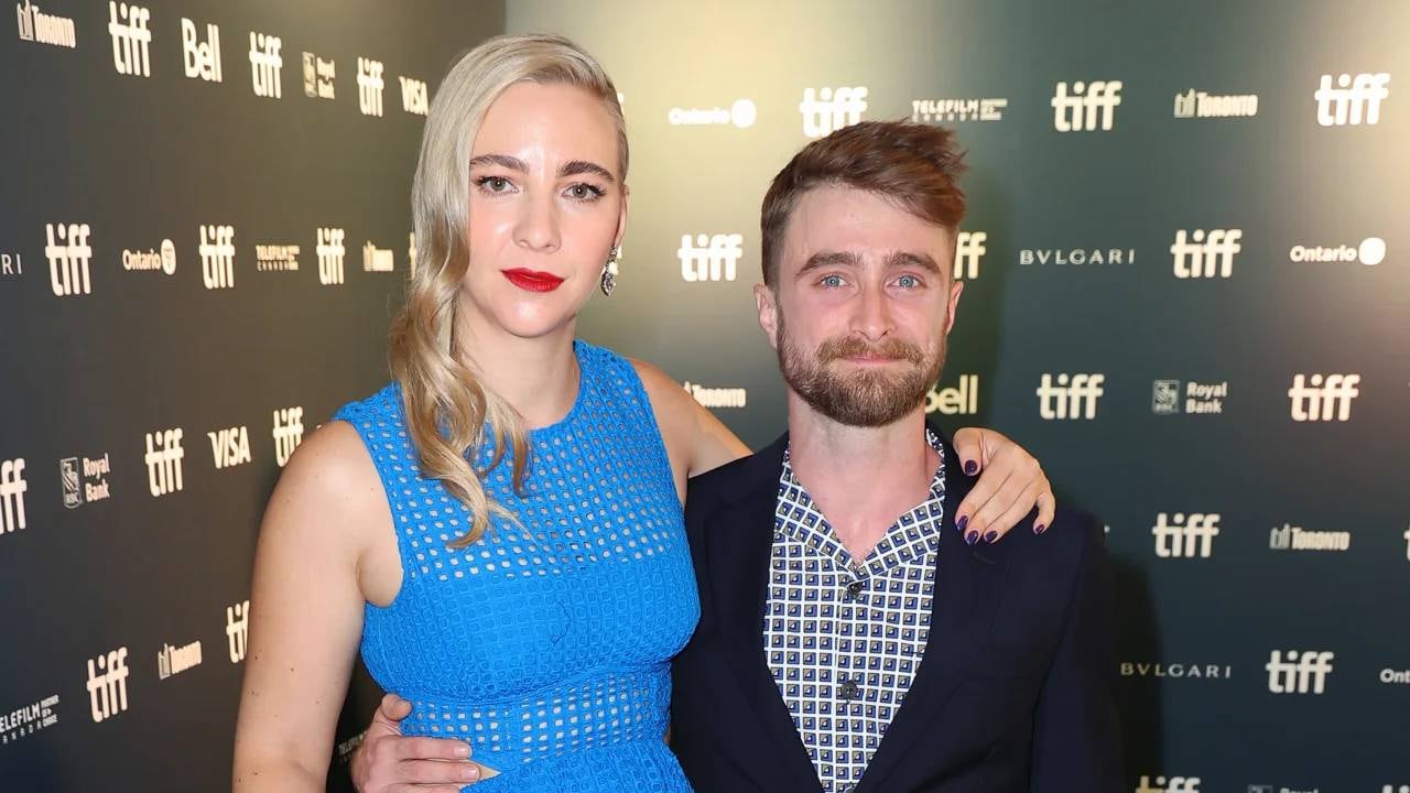 Daniel Radcliffe junto a Erin Darke.