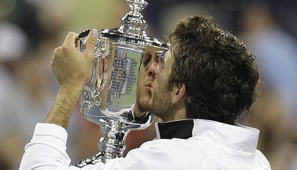 Reflejo incomparable. Del Potro ve reflejado su rostro en el trofeo del US Open, el torneo que siempre quiso conquistar. A los 20 años se dio el gran gusto en Flushing Meadows.